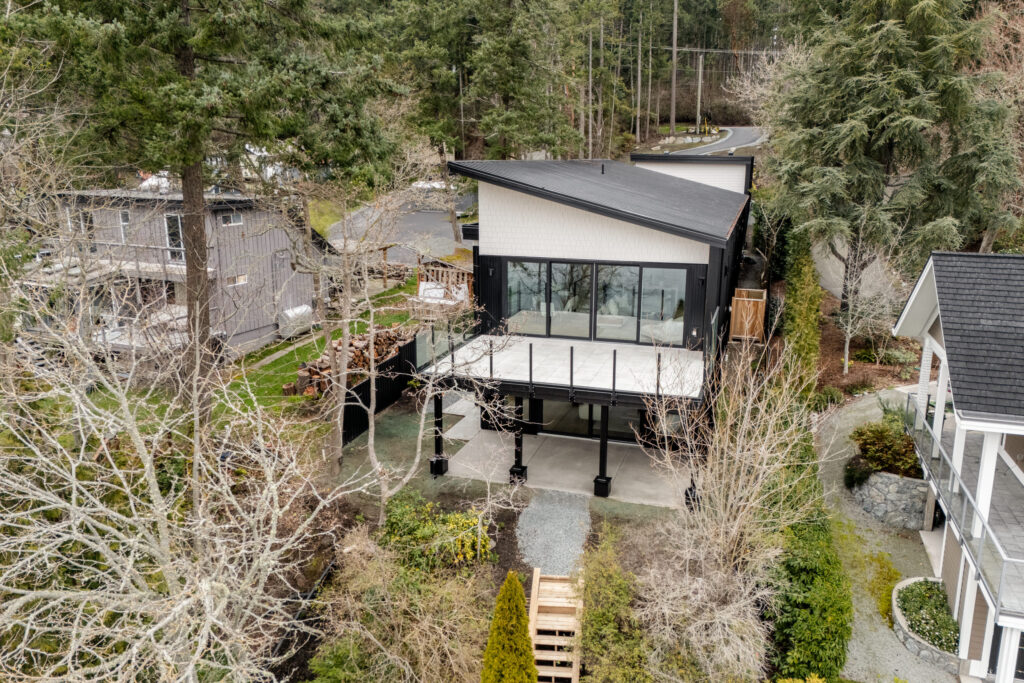 Deep Cove Cliff House - Innovate Design Collective